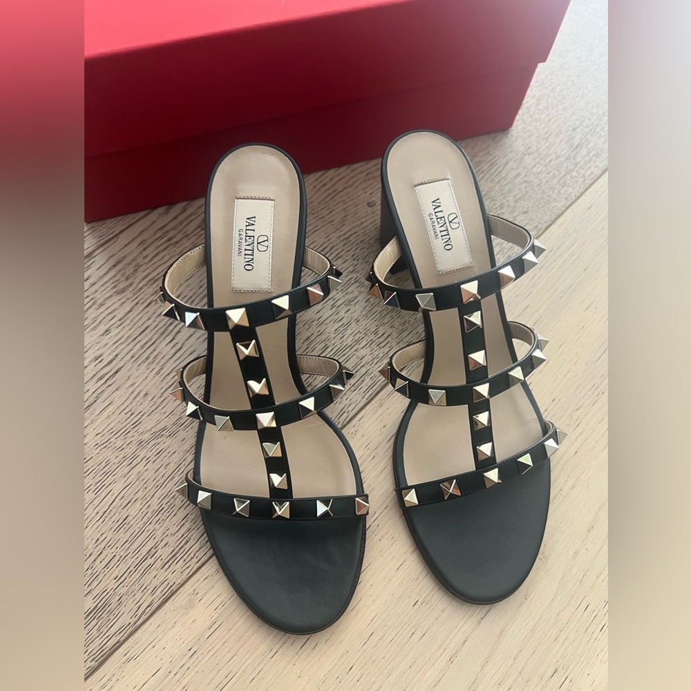 ♥️SOLD♥️ Valentino Garavani Rockstud Black Caged Sandals Slides 38.5 8
